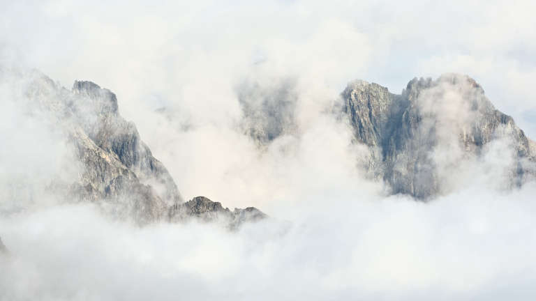 Photo de montagnes rocheuses dans les nuages blancs